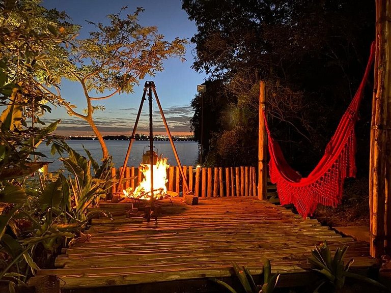 Microcasa Casa Barco na beira lago vista incrível