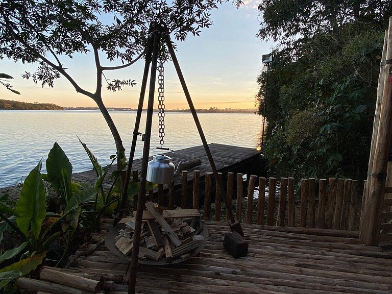 Microcasa Casa Barco na beira lago vista incrível