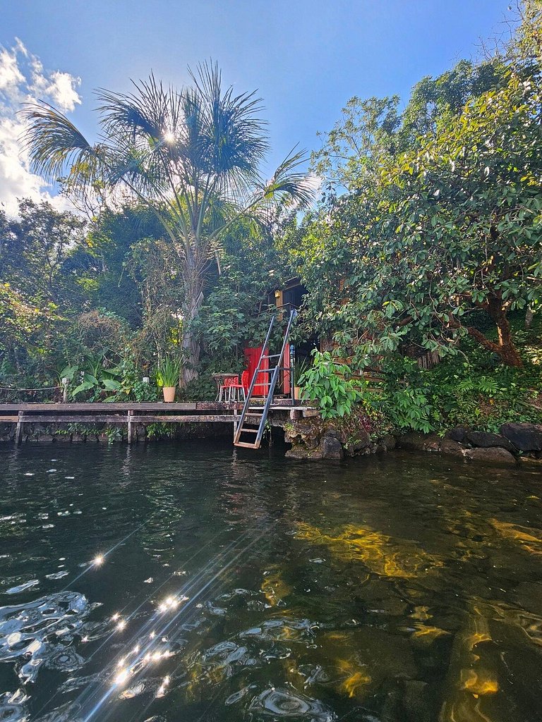 Microcasa Casa Barco na beira lago vista incrível
