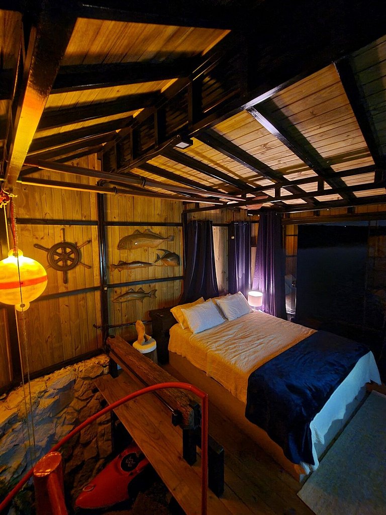Microcasa Casa Barco na beira lago vista incrível