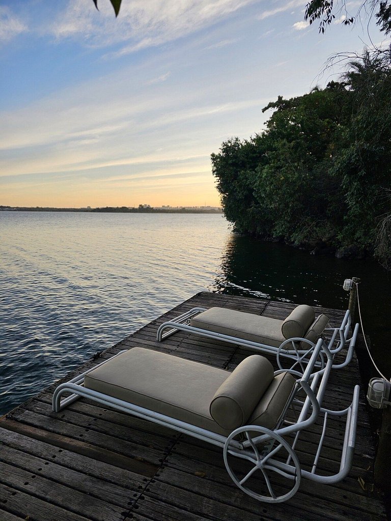 Microcasa Casa Barco na beira lago vista incrível