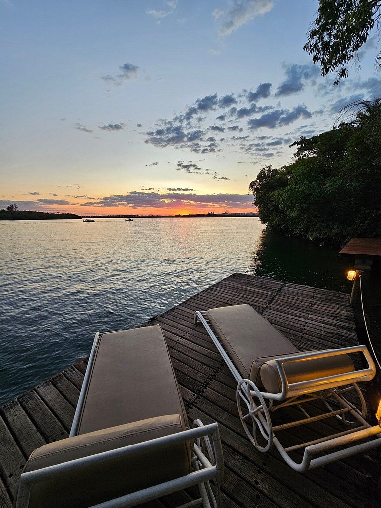Microcasa Casa Barco na beira lago vista incrível