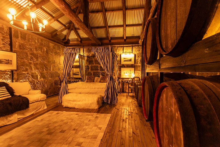 Casa de pedra antiga Vinícola Gramado com lareira