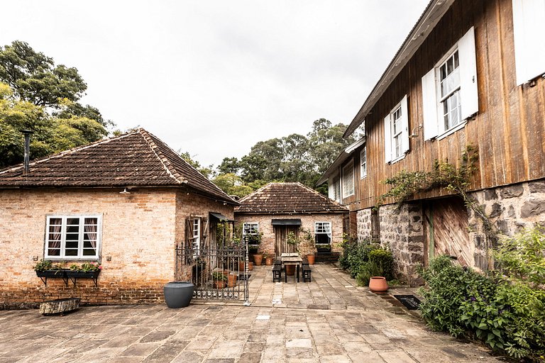 Casa histórica vista campo com banheira em Gramado
