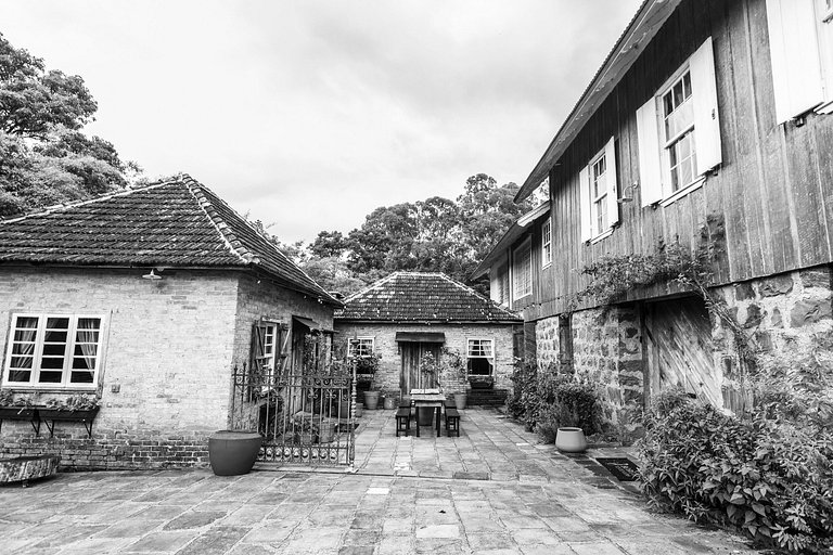 Casa histórica vista campo com banheira em Gramado