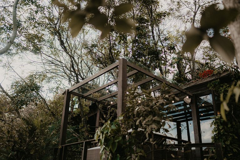 Cabana na árvore à beira do lago com vista incrível