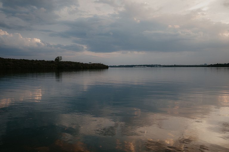 Cabana na árvore à beira do lago com vista incrível