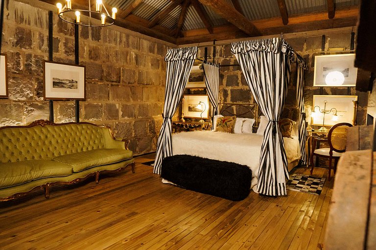 Casa de pedra antiga Vinícola Gramado com lareira