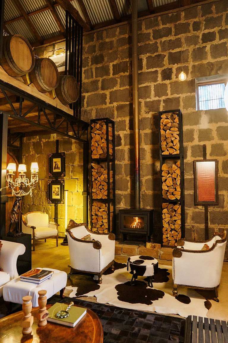 Casa de pedra antiga Vinícola Gramado com lareira