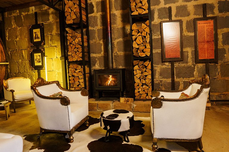 Casa de pedra antiga Vinícola Gramado com lareira